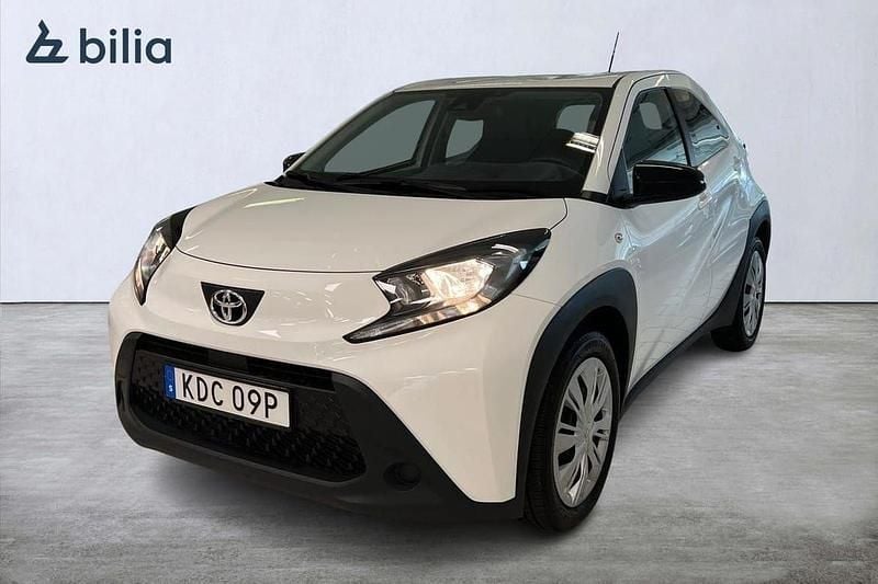 Vit Begagnad 2022 Toyota Aygo Play Halvkombi | 164 900 kr (Marknadspris) - Bild 1/4