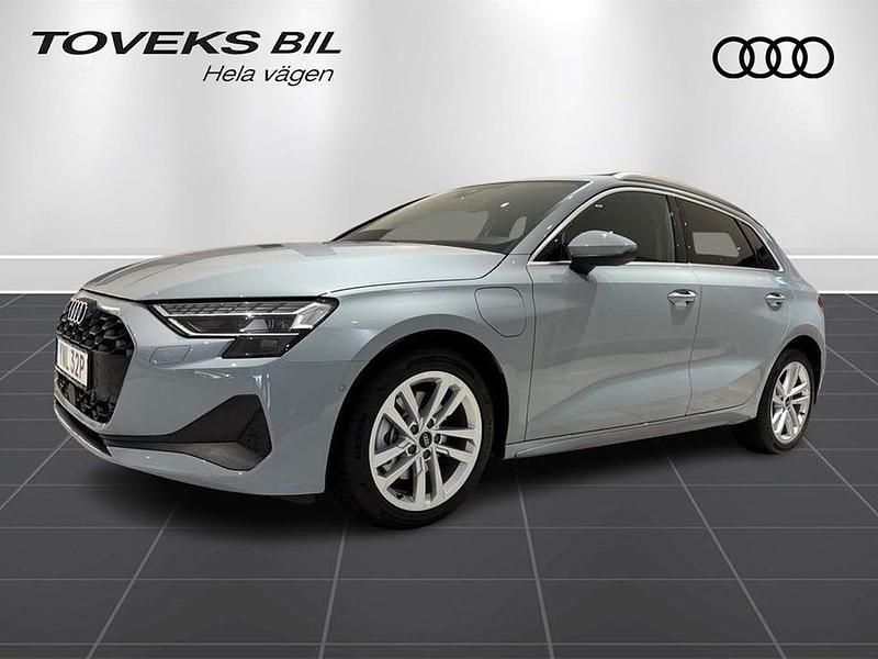 Pilgrå pärleffekt Begagnad 2025 Audi A3 Comfort | 429 000 kr - Bild 1/4