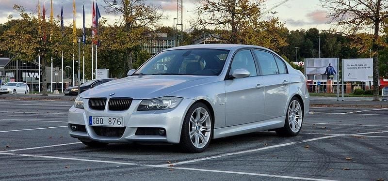 Grå Begagnad 2008 BMW 335 Comfort Edition Sedan | 184 995 kr (Marknadspris) - Bild 1/4