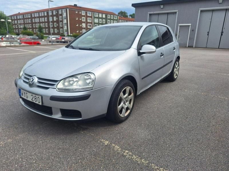Röd Begagnad 2006 VW Golf V Comfortline Halvkombi | 21 900 kr (Marknadspris) - Bild 1/4