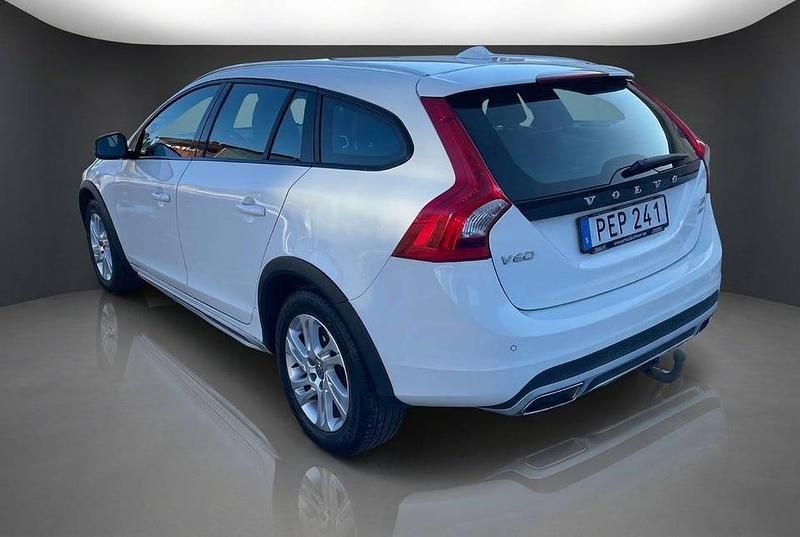 Begagnad Volvo V60 CC Momentum 190 HK (139 kW) 2017 Vit Kombi