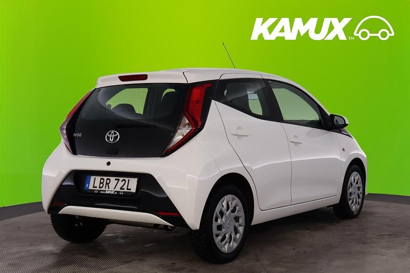 Begagnad Toyota Aygo X-play 72 HK (52 kW) 2020 Vit Halvkombi