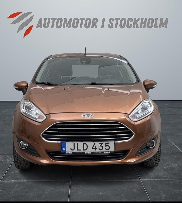Begagnad Ford Fiesta SE 101 HK (74 kW) 2015 Brun Halvkombi