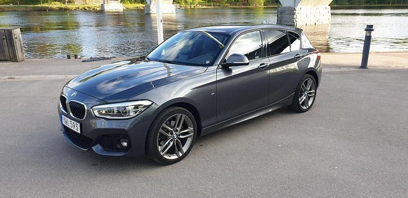 Grå Begagnad 2019 BMW 120 M Sport Halvkombi | 225 000 kr (Marknadspris) - Bild 1/4