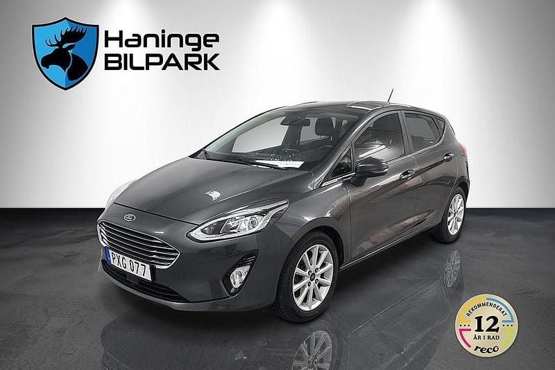 Grå Begagnad 2017 Ford Fiesta Titanium Halvkombi | 99 995 kr (Marknadspris) - Bild 1/2