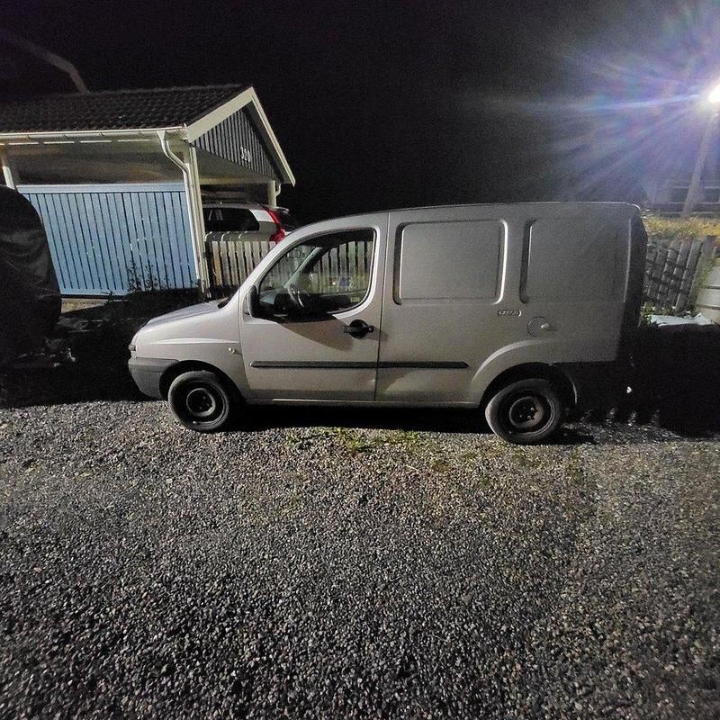 Silver Begagnad 2002 Fiat Doblò Minibuss | 7 000 kr - Bild 1/3