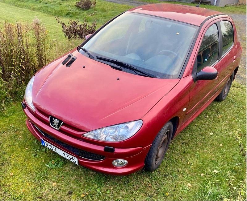 Röd Begagnad 2006 Peugeot 206 Halvkombi | 16 000 kr (Bra pris) - Bild 1/4