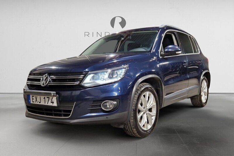 Mörkblå (blå) Begagnad 2015 VW Tiguan SUV | 149 900 kr (Marknadspris) - Bild 1/3