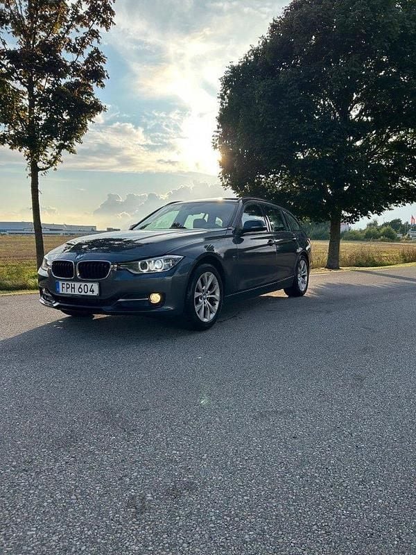 Grå Begagnad 2015 BMW 320 Sport Line Kombi | 145 000 kr (Marknadspris) - Bild 1/4