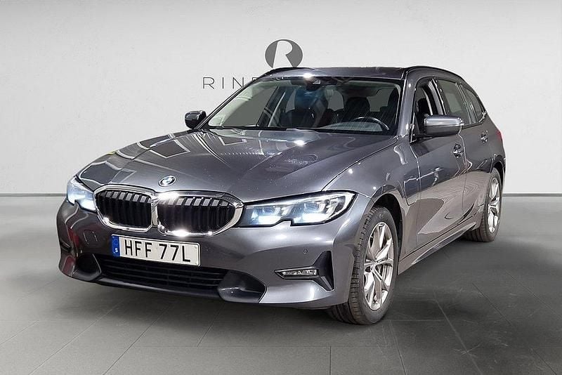 Grå Begagnad 2021 BMW 330e Sport Line Kombi | 199 900 kr (Superpris) - Bild 1/3