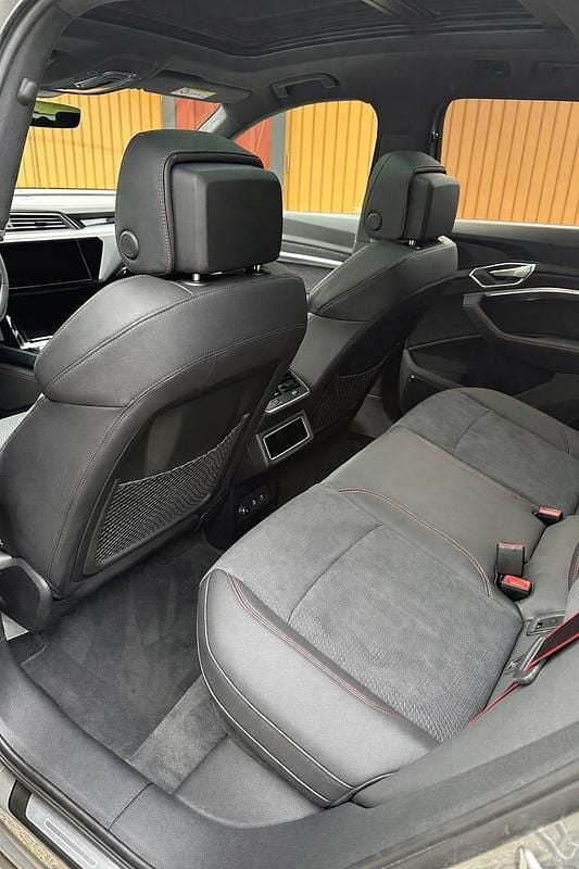 Begagnad Audi Q8 e-tron S-Line 300 kW (408 HK) 2024 Chronosgrå metallic SUV