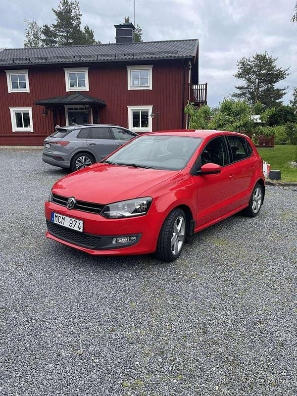 Röd Begagnad 2012 VW Polo Halvkombi | 72 000 kr (Marknadspris) - Bild 1/4