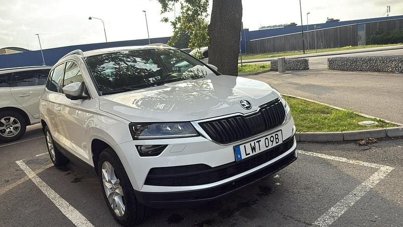 Vit Begagnad 2020 Skoda Karoq SUV | 231 500 kr (Marknadspris) - Bild 1/4