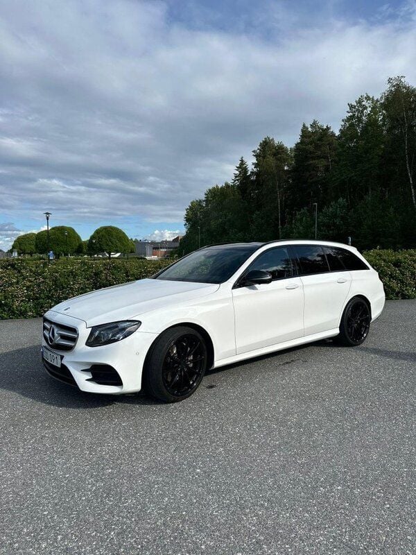 Vit Begagnad 2017 Mercedes E220 AMG Kombi | 275 000 kr (Lite dyr) - Bild 1/4