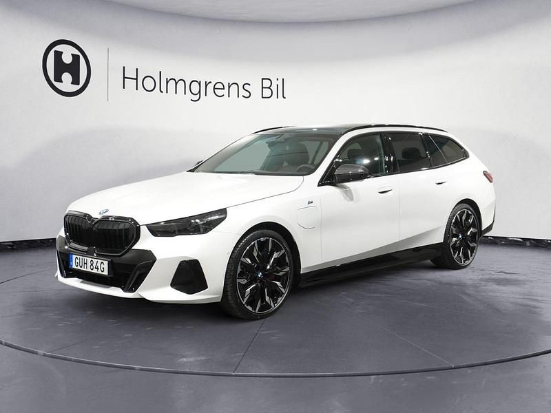 Vit Begagnad 2025 BMW 550e Shadowline Kombi | 959 000 kr - Bild 1/4