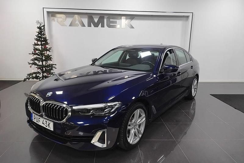 Blå Begagnad 2020 BMW 530e Luxury Line Sedan | 289 000 kr (Marknadspris) - Bild 1/4