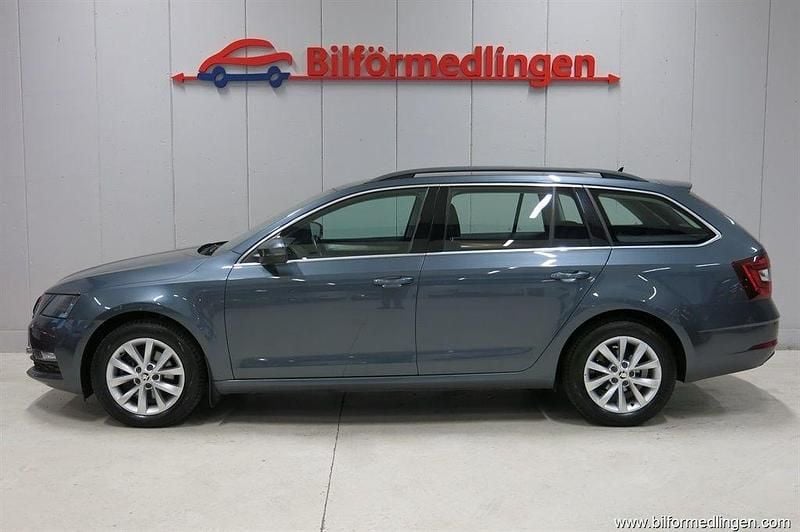Mörkgrå (grå metallic) Begagnad 2019 Skoda Octavia Kombi | 159 900 kr (Marknadspris) - Bild 1/4