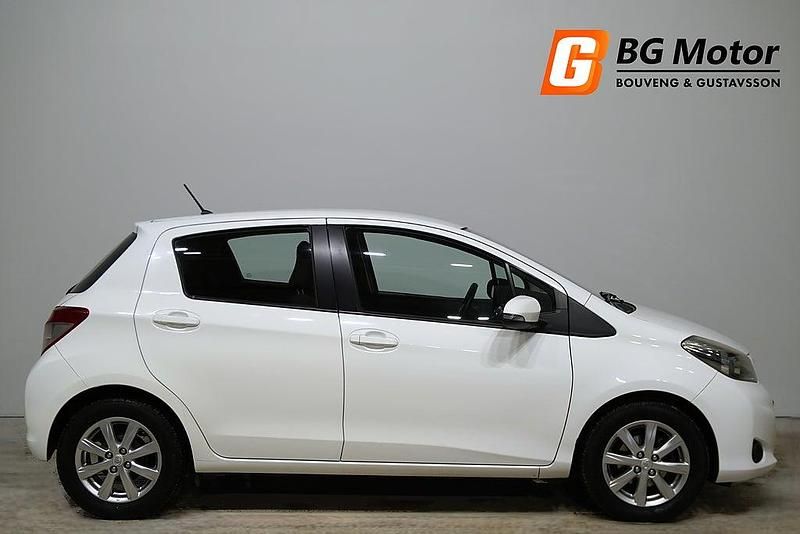 Begagnad Toyota Yaris Active 99 HK (72 kW) 2013 Vit Halvkombi