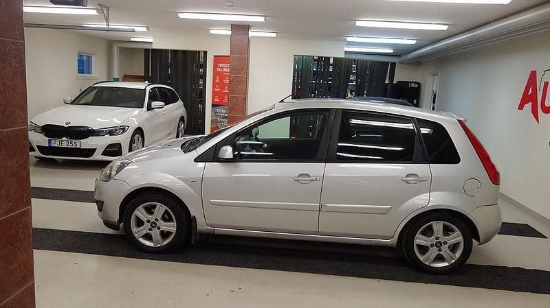 Begagnad Ford Fiesta 80 HK (58 kW) 2007 Grå Halvkombi