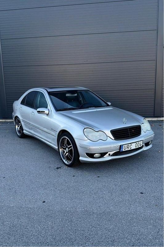 Grå Begagnad 2001 Mercedes C32 AMG AMG Sedan | 97 000 kr - Bild 1/4