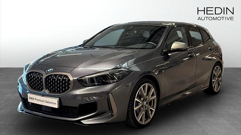 Grå (grey) Begagnad 2022 BMW 135 Comfort Edition Halvkombi | 389 900 kr - Bild 1/4