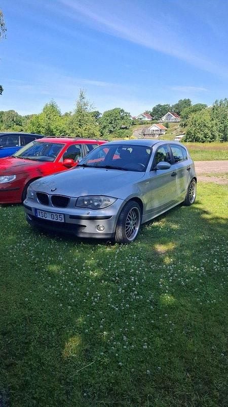 Grå Begagnad 2006 BMW 116 Advantage Halvkombi | 19 000 kr (Superpris) - Bild 1/4