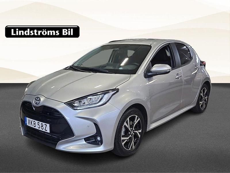 Silver Begagnad 2024 Toyota Yaris Hybrid Active Halvkombi | 269 900 kr (Lite dyr) - Bild 1/3