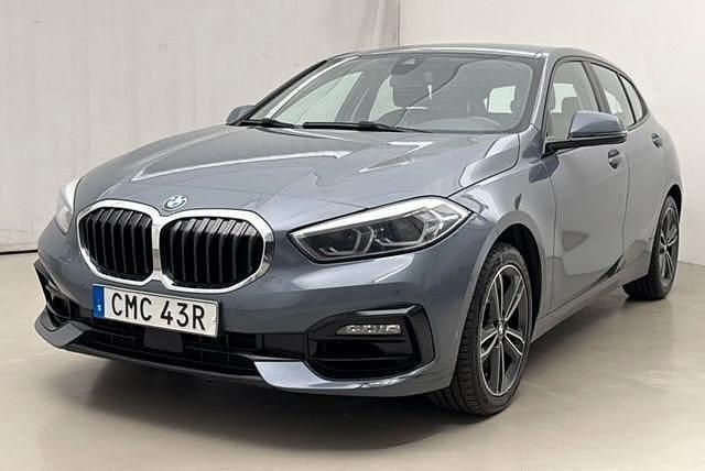 Grå Begagnad 2020 BMW 118 Sport Line Halvkombi | 169 000 kr (Marknadspris) - Bild 1/4