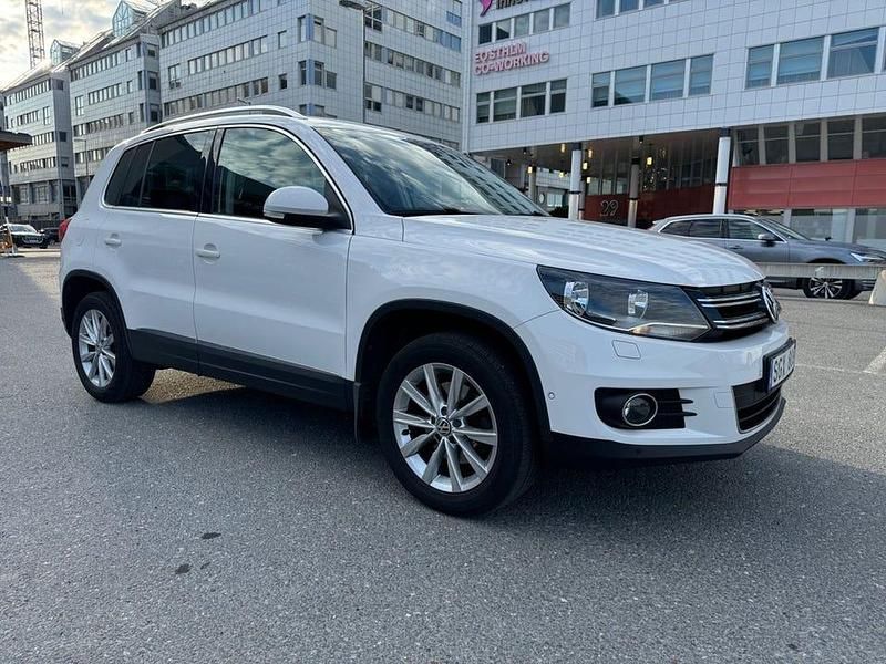 Vit Begagnad 2013 VW Tiguan Sportline SUV | 134 900 kr (Marknadspris) - Bild 1/4