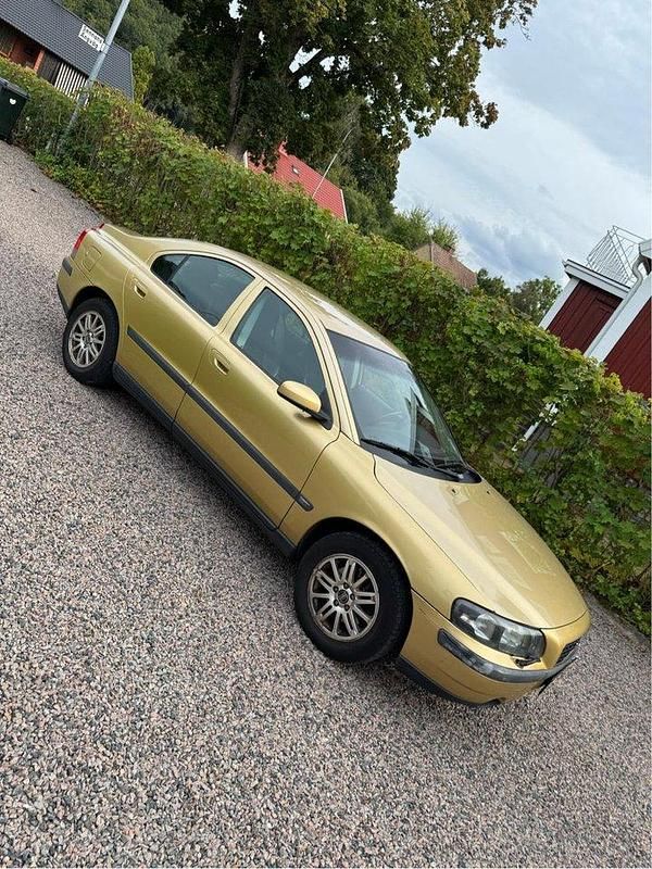 Gul Begagnad 2004 Volvo S60 Sedan | 22 499 kr (Bra pris) - Bild 1/4