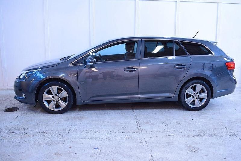Mörkgrå (gråmetallic ) Begagnad 2015 Toyota Avensis Edition Kombi | 149 900 kr (Marknadspris) - Bild 1/4