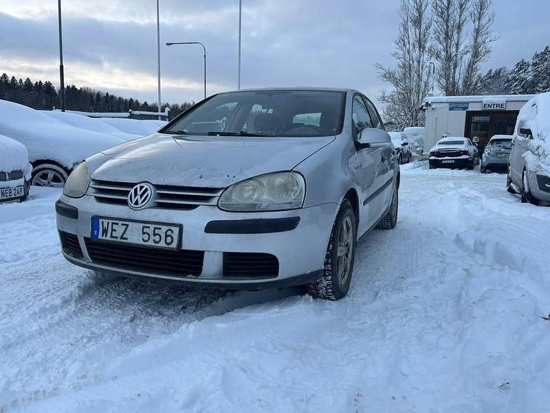 Silver Begagnad 2004 VW Golf IV Trendline Halvkombi | 22 900 kr (Marknadspris) - Bild 1/4