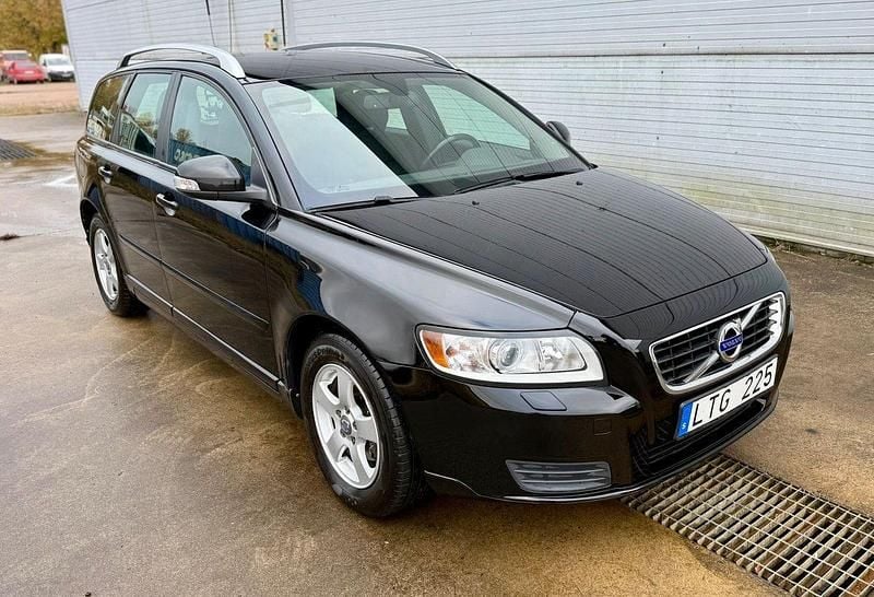 Svart Begagnad 2012 Volvo V50 Kinetic Kombi | 114 900 kr - Bild 1/4