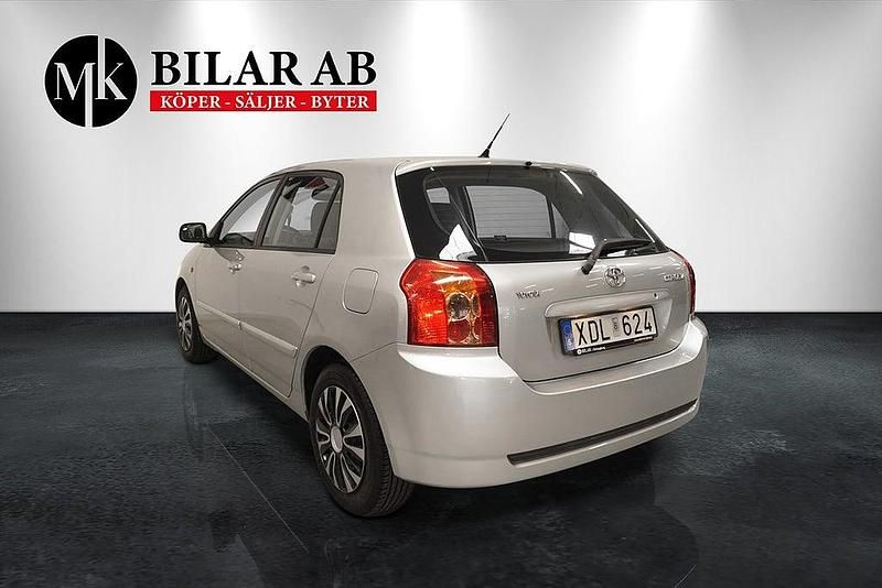Begagnad Toyota Corolla 111 HK (81 kW) 2005 Silver Halvkombi