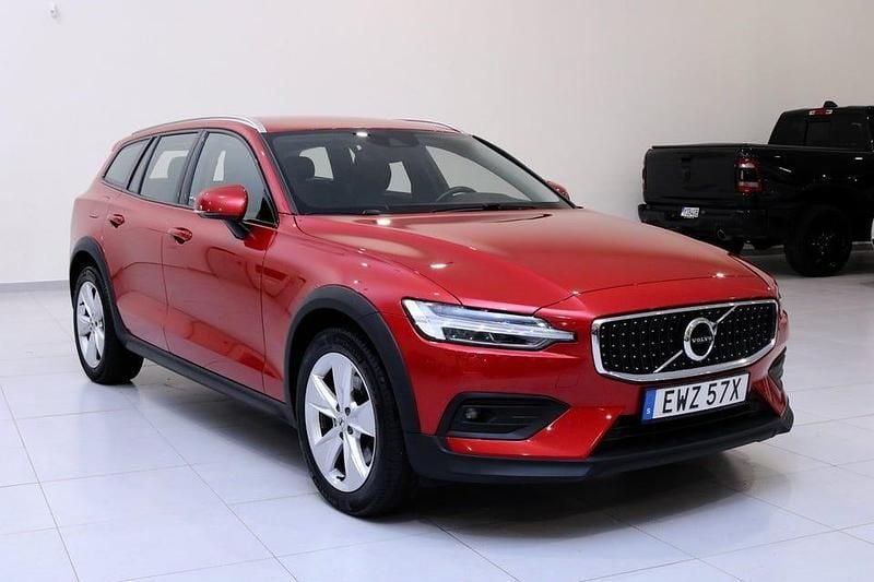 Röd Begagnad 2020 Volvo V60 CC Momentum Kombi | 319 900 kr (Lite dyr) - Bild 1/4