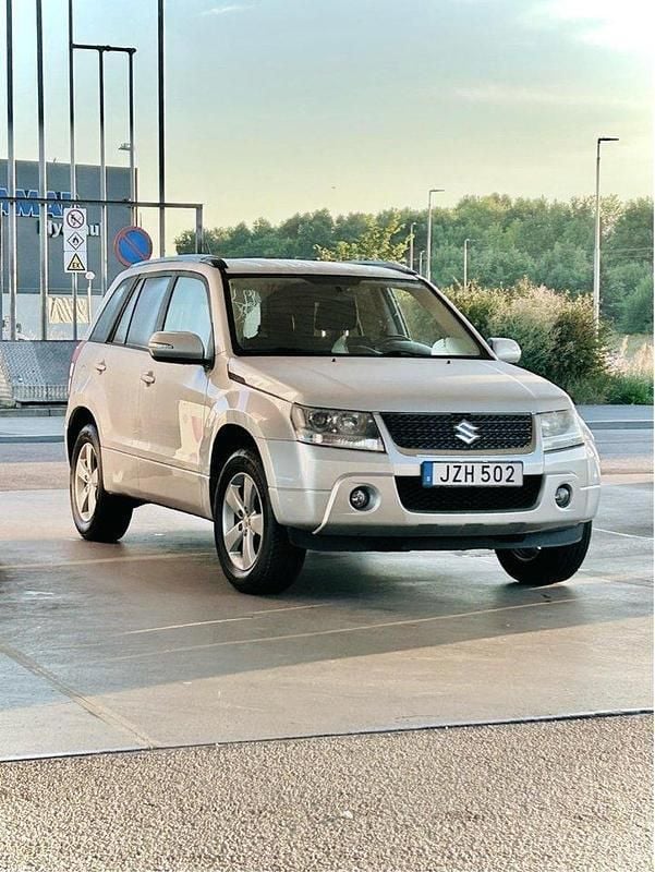 Grå Begagnad 2009 Suzuki Grand Vitara SUV | 69 000 kr (Bra pris) - Bild 1/4