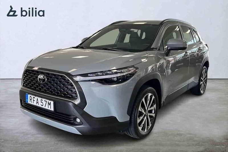Grå Ny 2025 Toyota Corolla Cross SUV | 382 900 kr - Bild 1/1