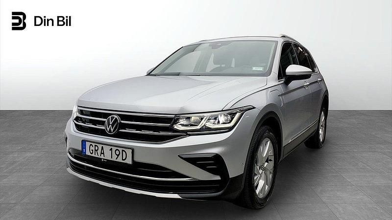 Silver (reflex silver metallic) Begagnad 2023 VW Tiguan Elegance SUV | 349 900 kr (Marknadspris) - Bild 1/4
