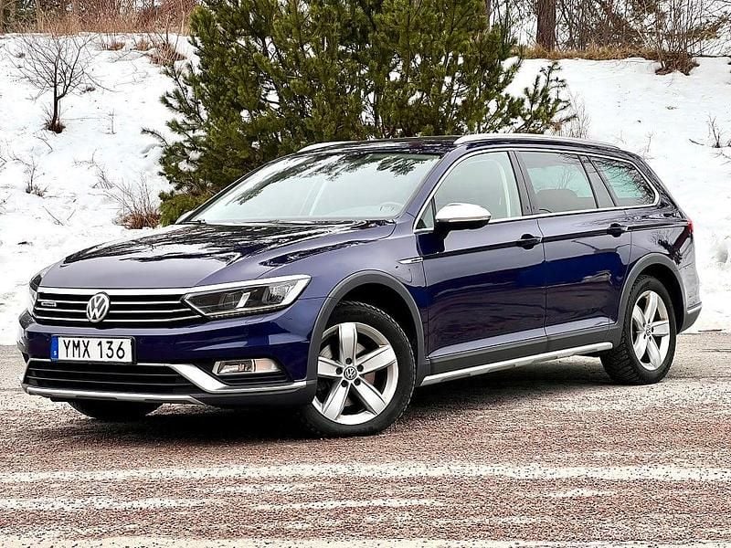 Blå Begagnad 2017 VW Passat Alltrack Executive Kombi | 184 900 kr (Marknadspris) - Bild 1/4