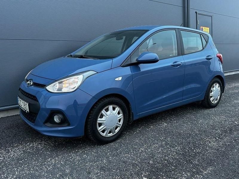 Blå Begagnad 2015 Hyundai i10 Halvkombi | 59 900 kr (Marknadspris) - Bild 1/4