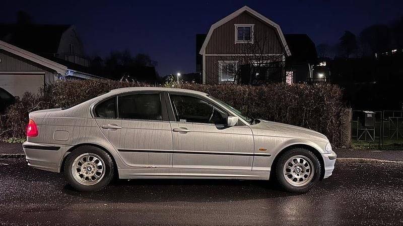 Silver Begagnad 2000 BMW 320 Sedan | 34 000 kr (Marknadspris) - Bild 1/4