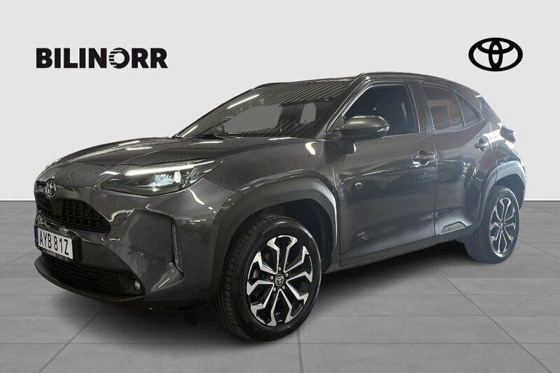 Mörkgrå (grå) Begagnad 2023 Toyota Yaris Cross Active SUV | 229 900 kr (Marknadspris) - Bild 1/4