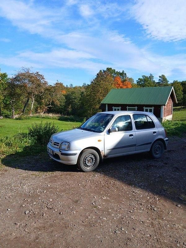 Grå Begagnad 2000 Nissan Micra Halvkombi | 17 000 kr - Bild 1/3
