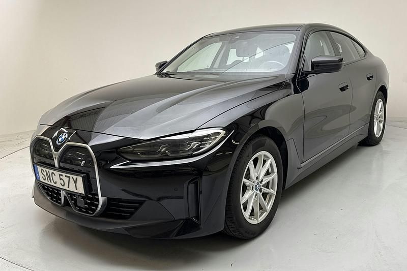 Svart Begagnad 2024 BMW i4 Sedan | 399 000 kr (Marknadspris) - Bild 1/4