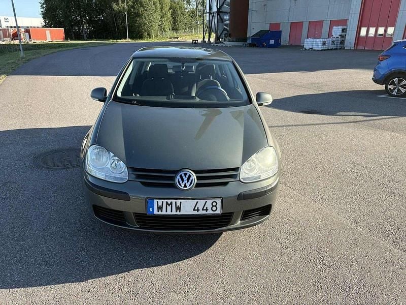 Grön Begagnad 2005 VW Golf IV Trendline Halvkombi | 27 900 kr (Marknadspris) - Bild 1/4