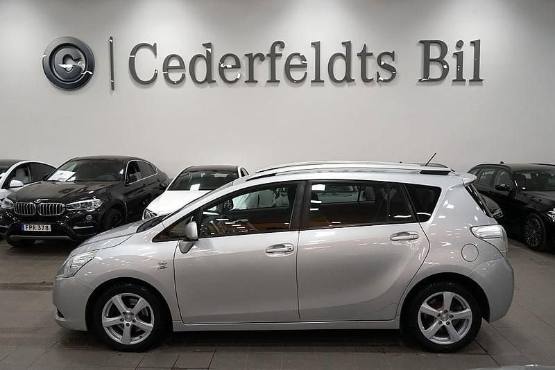 Silver Begagnad 2010 Toyota Verso Minibuss | 69 900 kr (Bra pris) - Bild 1/4