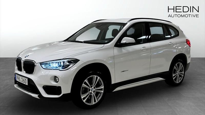Vit (white) Begagnad 2017 BMW X1 SUV | 229 900 kr (Marknadspris) - Bild 1/4