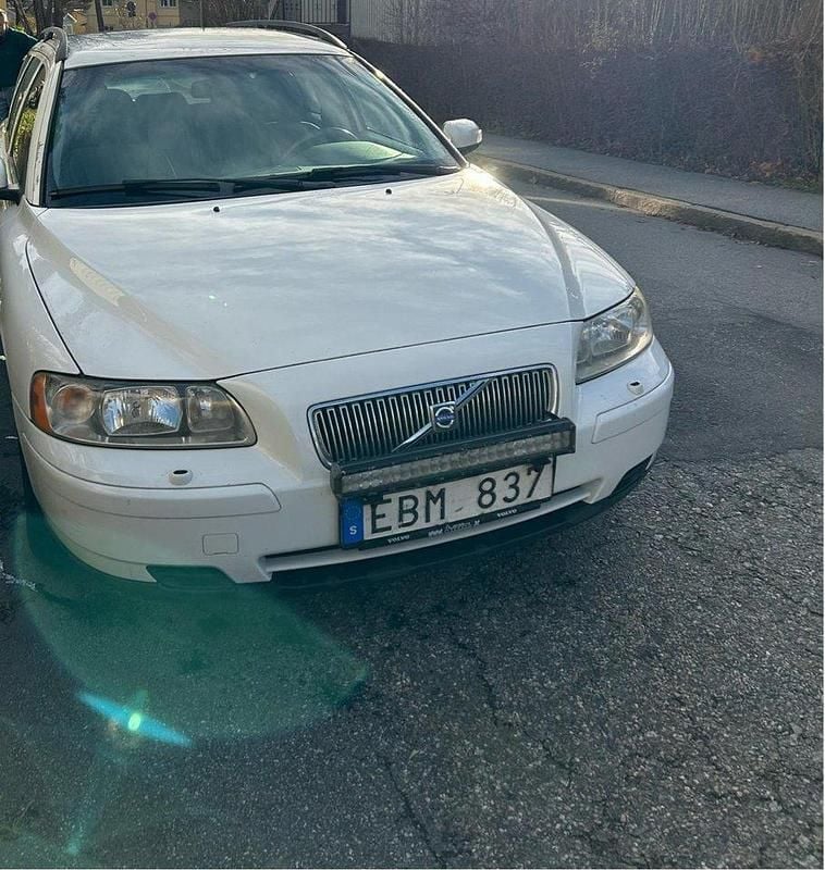 Vit Begagnad 2007 Volvo V70 Kombi | 19 999 kr (Superpris) - Bild 1/4