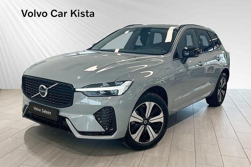 Grå Begagnad 2024 Volvo XC60 Plus SUV | 534 900 kr (Marknadspris) - Bild 1/3