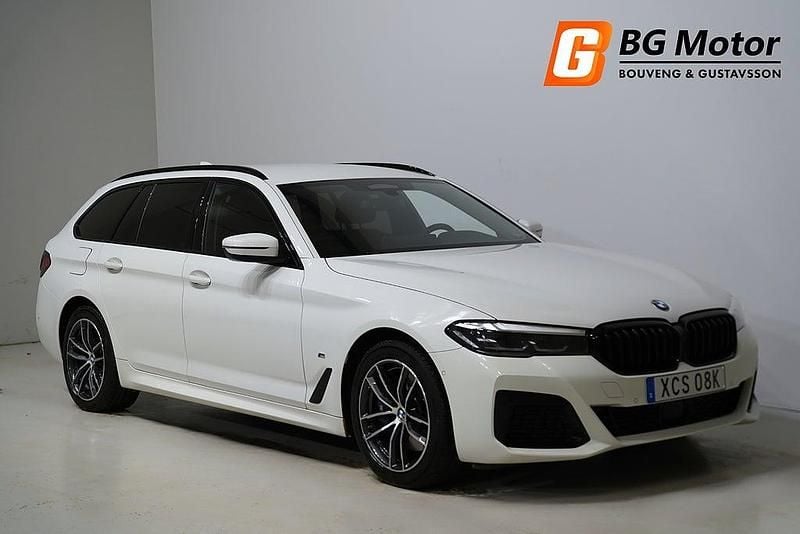 Vit Begagnad 2021 BMW 530e M Sport Kombi | 319 900 kr (Marknadspris) - Bild 1/4